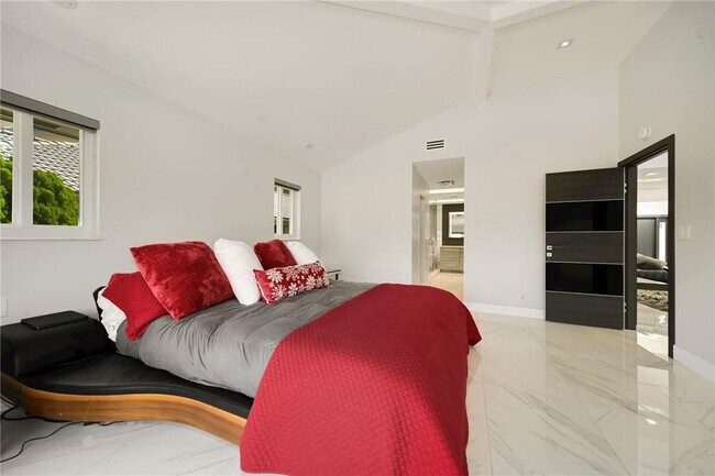 Building Photo - 11839 Highland Pl