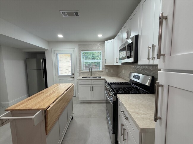 Building Photo - 4843 Culmore Dr