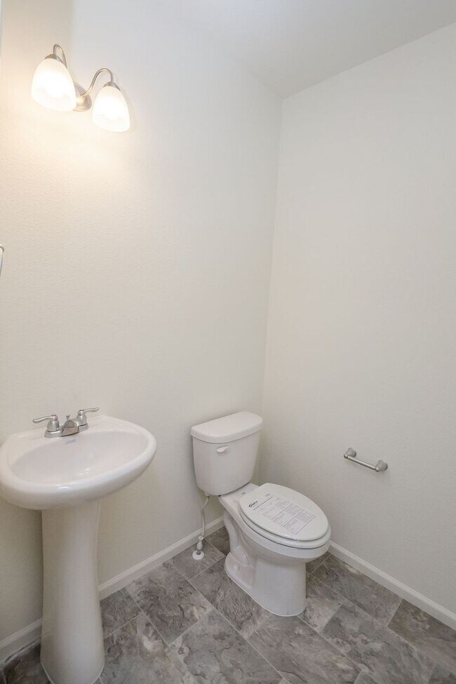 Building Photo - 4 Bedroom 3 Bath Home in Wellington!