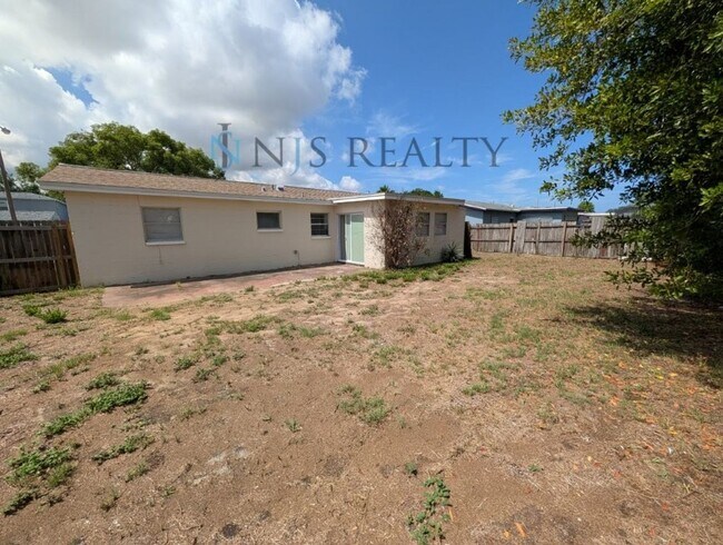 Building Photo - 3/1 over 1000sf home with New flooring, FRESH paint, open floorplan!!
