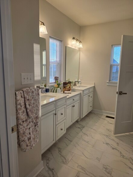 Building Photo - 28050 Purple Martin Cir