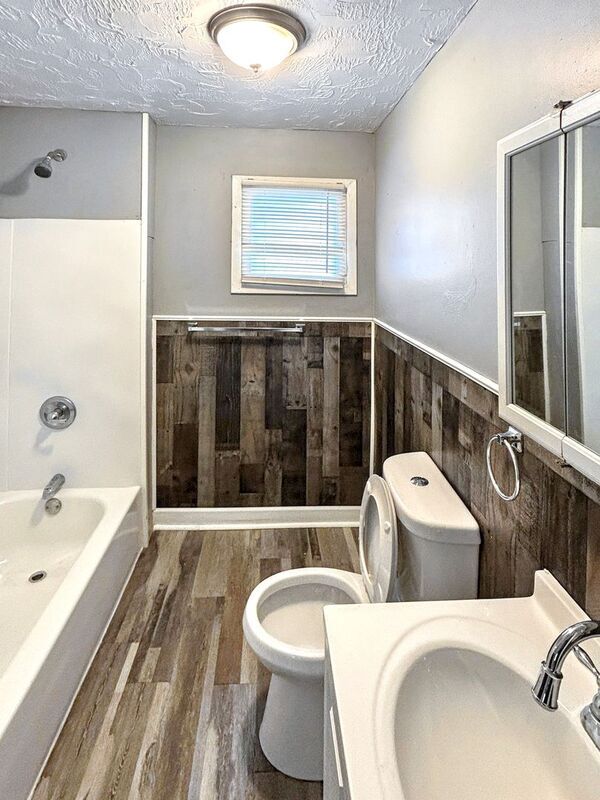 Building Photo - 5806 Bonna Ave