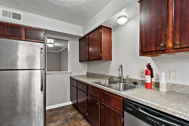 Building Photo - 2 bed, 1 bath townhome at the center of College Station