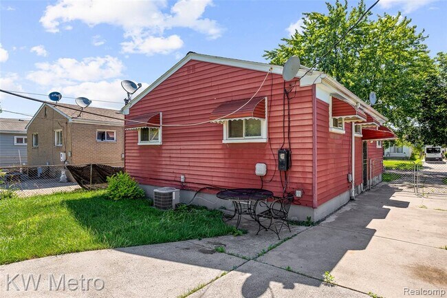 Building Photo - 1686 Bassett St