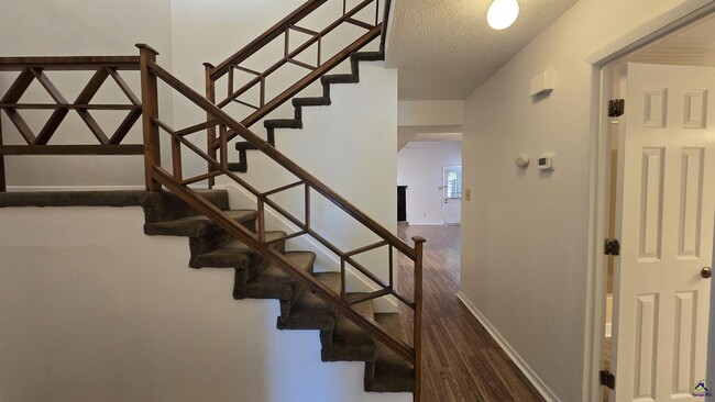 Building Photo - 313 Westcliff Center St