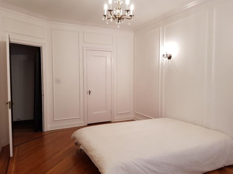 Building Photo - 333 N Sycamore Ave