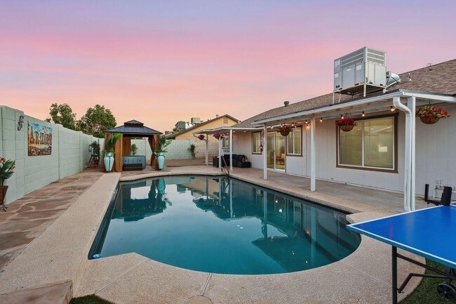 Building Photo - 7926 W Dahlia Dr