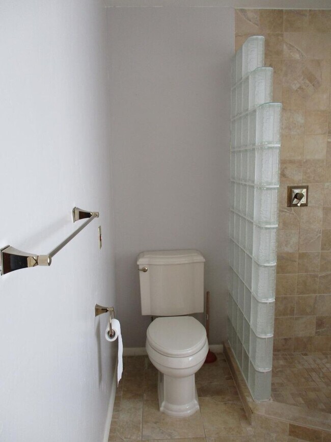 Building Photo - 4 bedroom 2.5 Bath