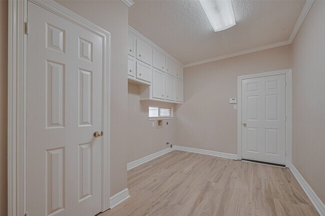 Building Photo - 1123 Horseshoe Dr