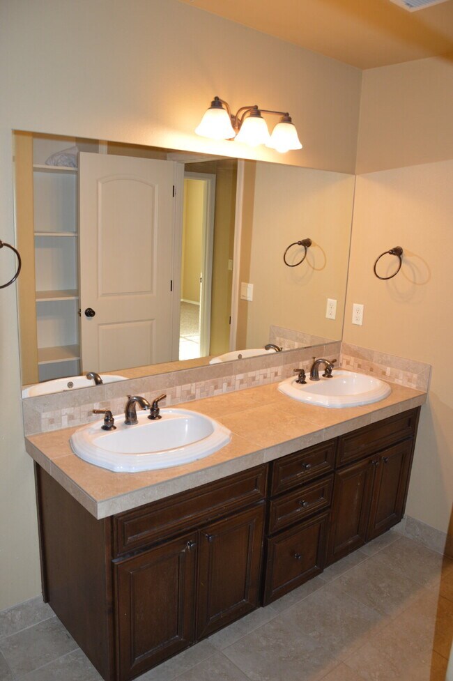 Building Photo - "Charming 3-Bed + Loft and 2 car garage Townhouse with Granite Elegance in Vancouver!"