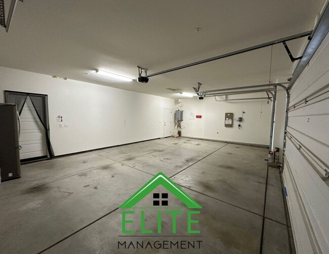 Building Photo - Charming and Spacious Home in Desirable El...