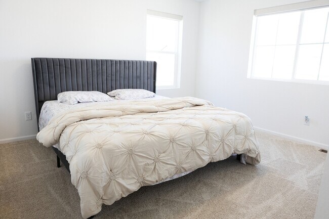 Building Photo - 2327 Prairie Smoke Dr