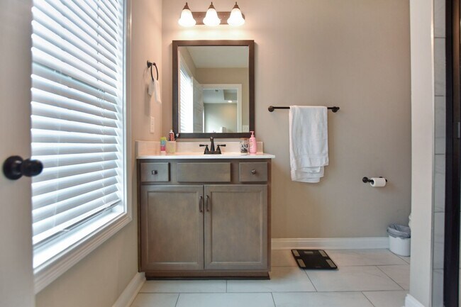 Building Photo - Pet Friendly Three Bedroom!