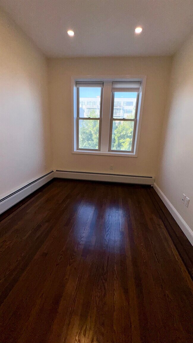 Building Photo - 76 Beacon Ave