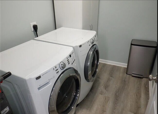 Building Photo - 14940 Lenox Dr