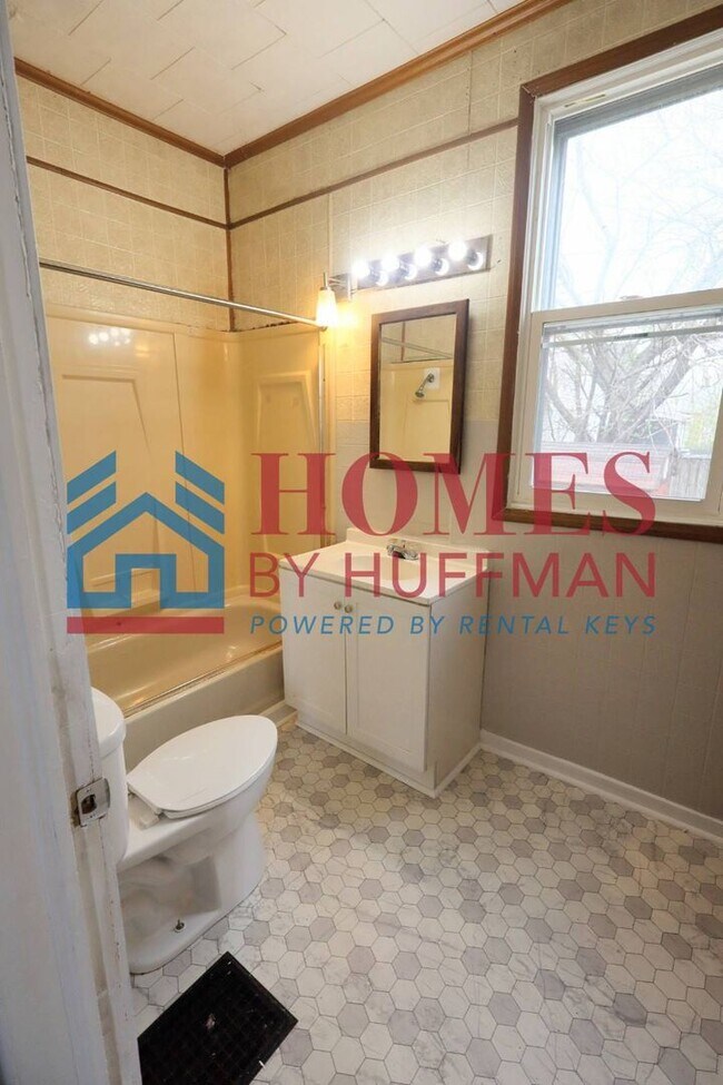 Building Photo - Two Bedroom House