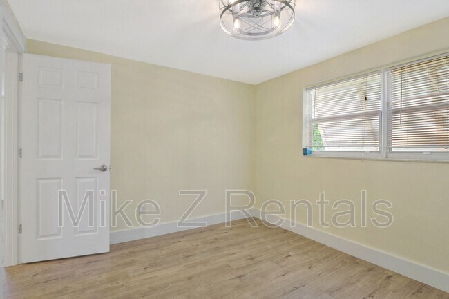 Building Photo - 3069 Woodside Ave