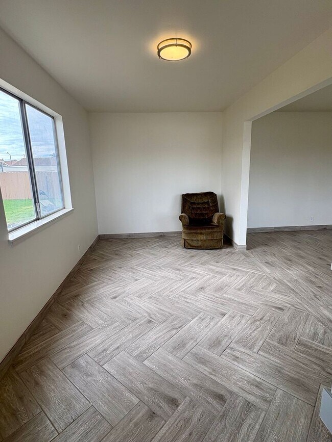 Building Photo - 1951 N Ventura Rd