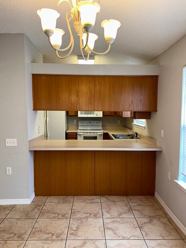 Building Photo - Cute 2/2 with garage and a nice size Flori...