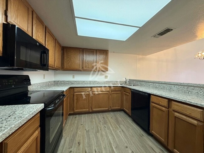 Building Photo - 1111 W Summit Pl