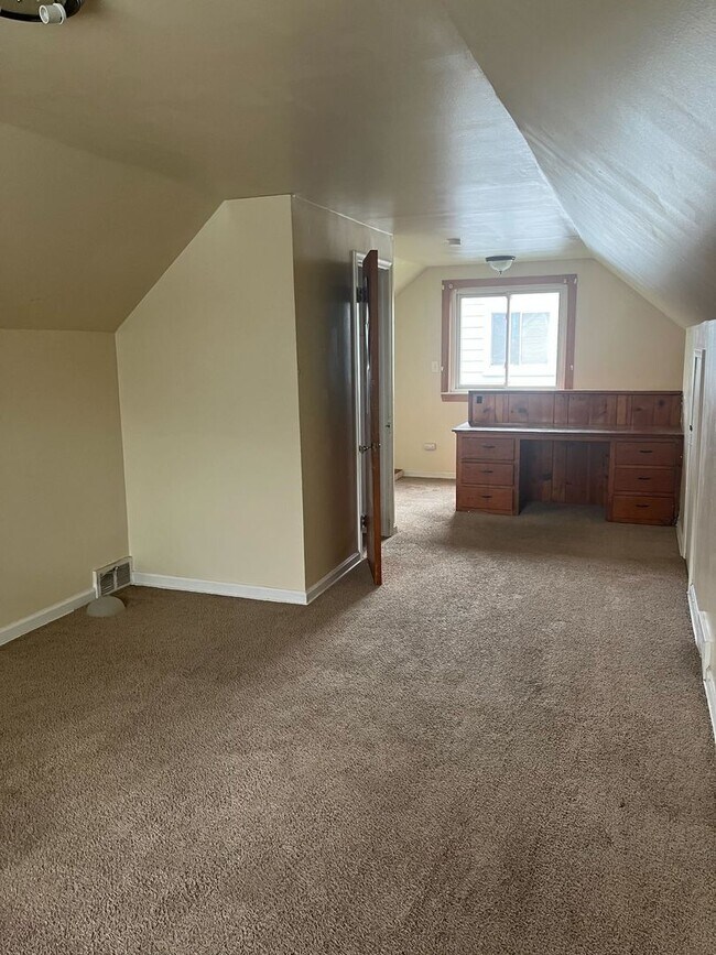Building Photo - 2 Bedroom Bungalow in Warren - $1150