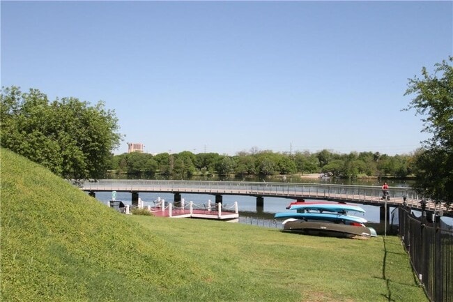 Building Photo - 1818 S Lakeshore Blvd