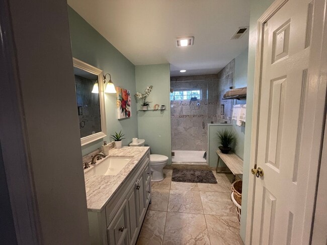 Building Photo - Fall in love with this 4 bedroom/ 2 bathroom single family home!