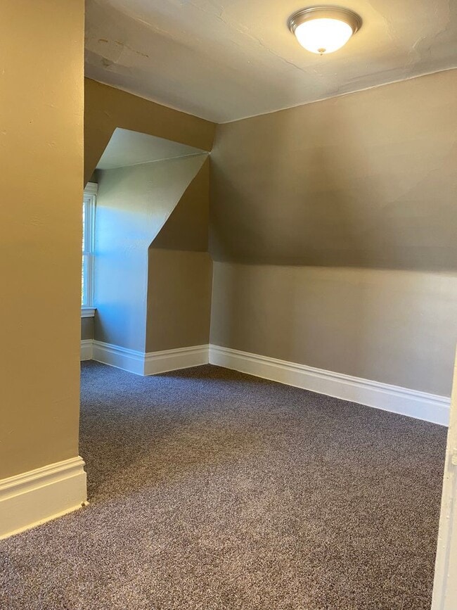 Building Photo - Gorgeous 1 and 2 bedroom apartments for re...