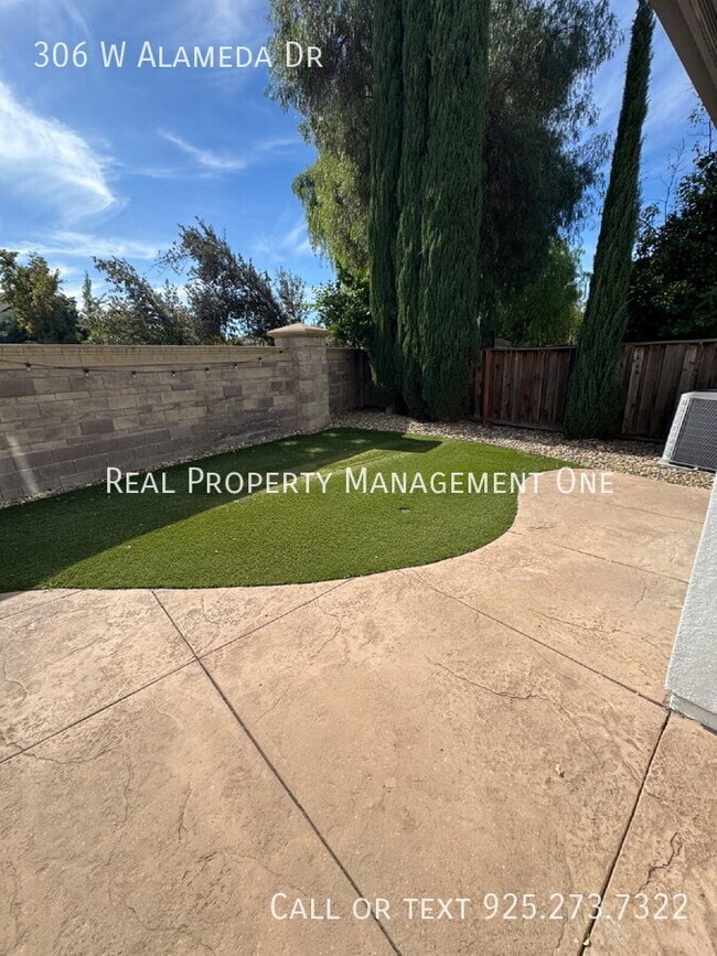 Building Photo - 306 W Alameda Dr