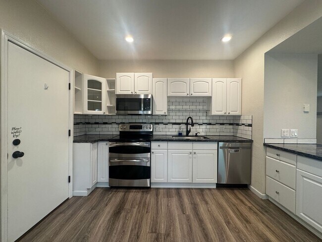 Building Photo - 2 Week Move In Special - 3 Bedroom, 2 Bath...