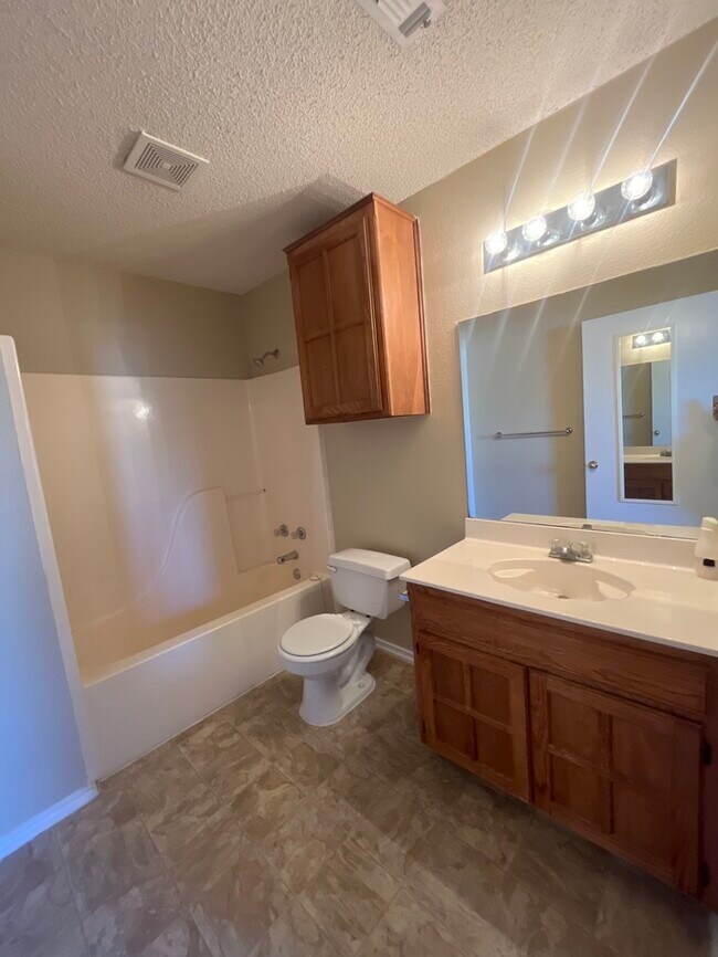 Building Photo - 2nd floor apartment water included! walkin...