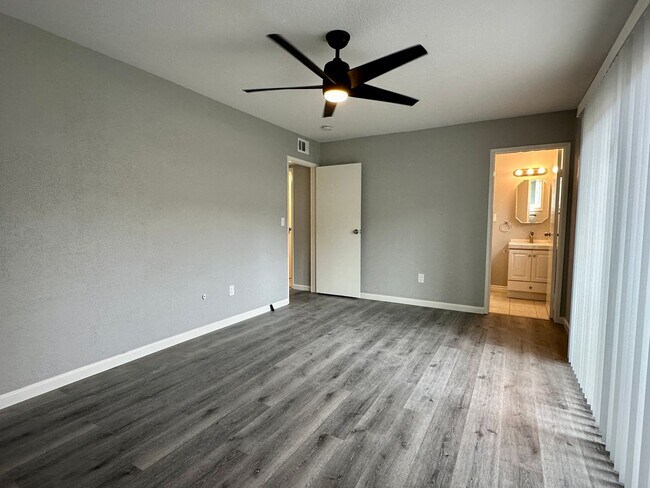 Building Photo - Beautiful 3 Bedroom 2 Bath Condo in Point Loma w/Three Private Patios