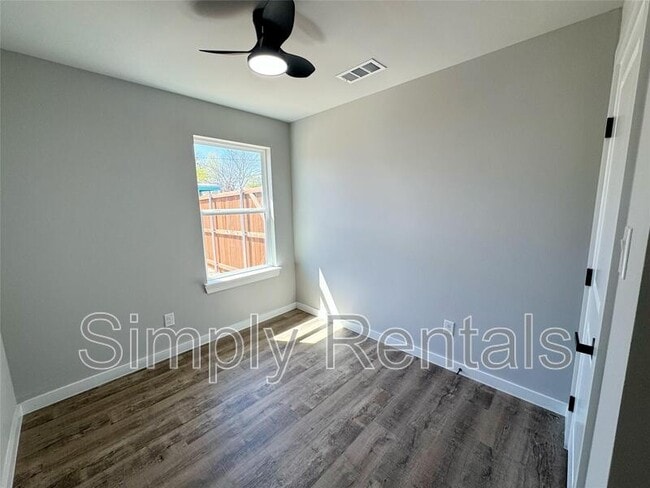 Building Photo - 2025 Stuart St
