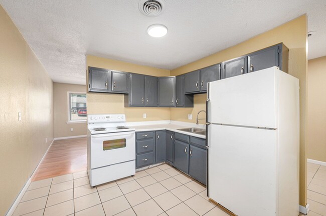 Building Photo - **$0 Application Fee for August!!** Beauti...