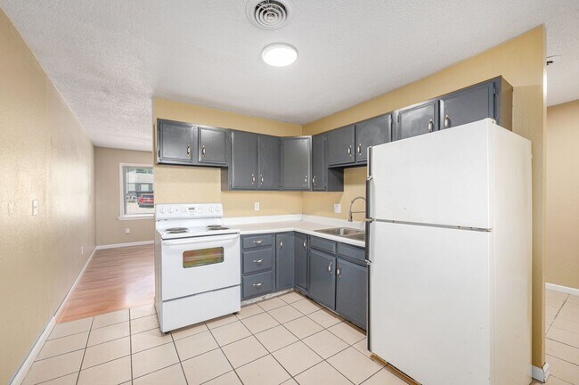 Building Photo - Beautiful 2BR/1BA Duplex in Independence!