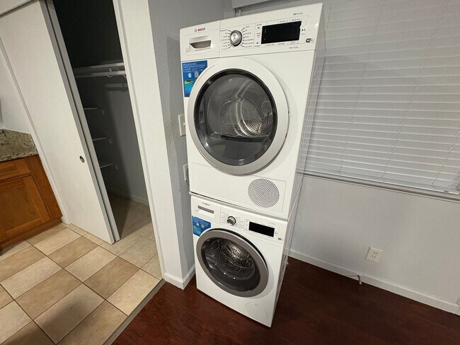 Building Photo - Rent Today! Available Charming 2 Bed 1 Bath in North Highlands Area!