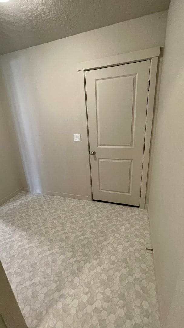 Building Photo - $2,199.00 / Large 4 bed 2 bath / 3 car gar...