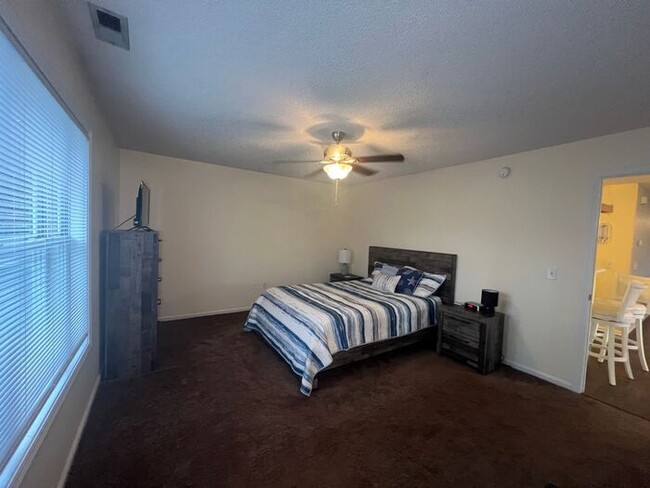 Building Photo - Furnished! Short Term Lease options. Breez...