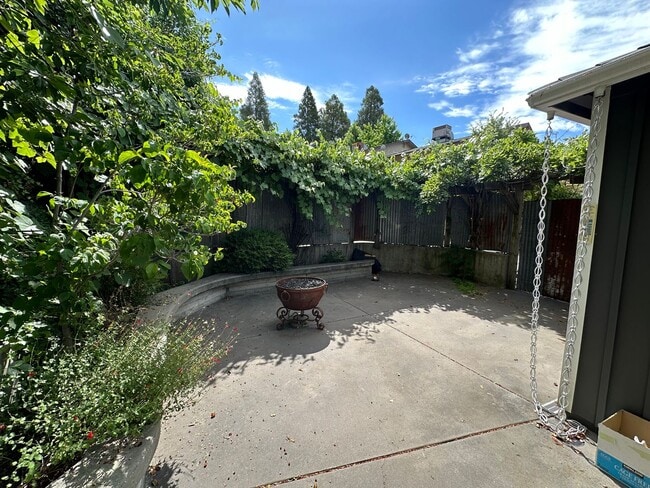 Building Photo - Adorable 2 Bedroom One Bathroom Home Close...