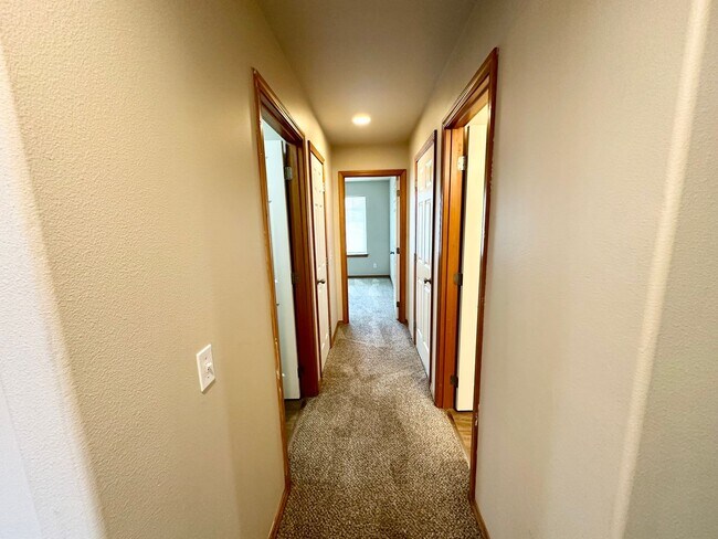 Building Photo - 4 Bed 2 Bath Home with Garage and Yard