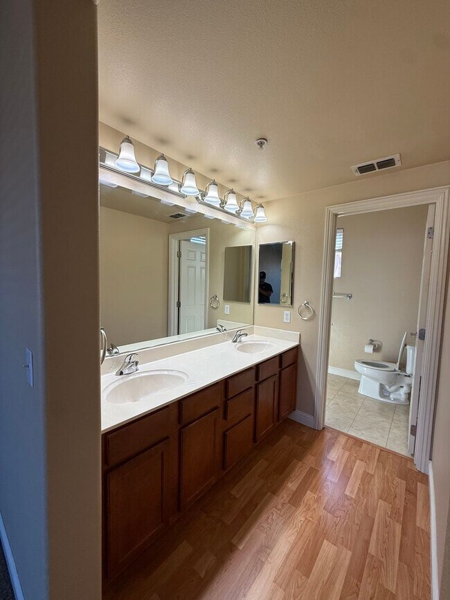 Building Photo - 2 Bed | 2 Bath | 1300 SF | Private 2 Garage | Private One Car Garage | Owner pays WS&G