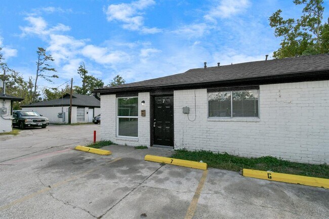 Building Photo - 1736 Crestdale Dr