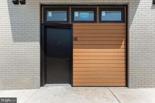 Building Photo - 3965 Lancaster Ave