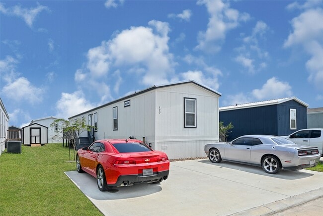 Building Photo - 127 Lear Ln