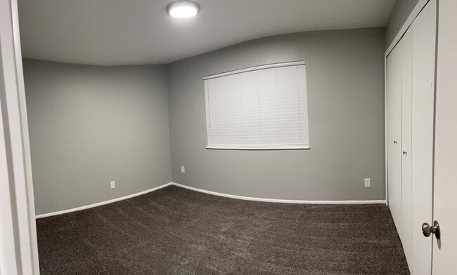 Building Photo - Beautifully Updated 2 Bed Townhome with Pool Access