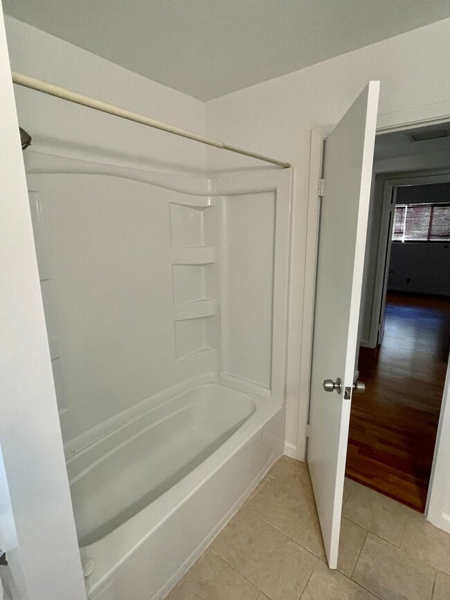 Building Photo - Gorgeous 3 bed 2 bath! (Please read entire ad before showing)