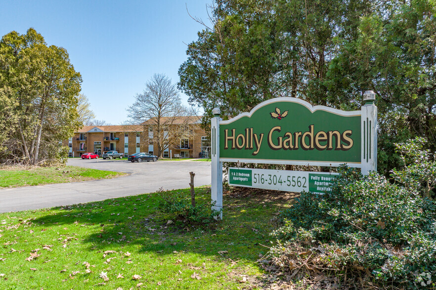 Building Photo - 828 Holly Gardens