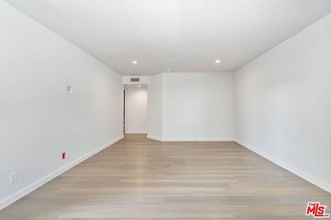 Building Photo - 1129 Larrabee St