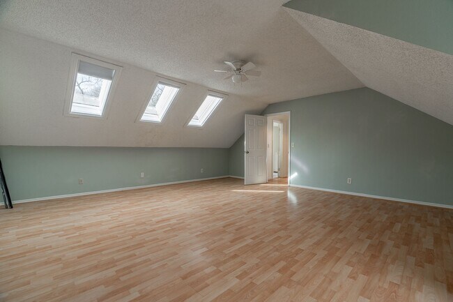 Building Photo - Beautiful 4BR Home Near UofA Campus! Lawn Care Included