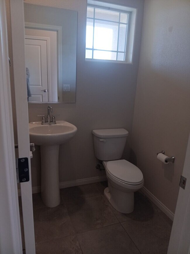 Building Photo - NEWER BUILD 4BD/2.5BA HOME NEAR ALIANTE!